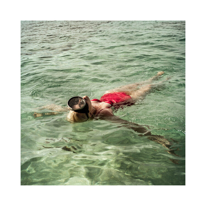 Annelie Vandendael is a photographer born in Belgium and raised in France. Inspired by the tendency of fashion photography to manipulate subjects and the human body, and believing that this process of falsifying feminine beauty is extremely damaging, she seeks to represent real, authentic people, keeping intact their imperfection.