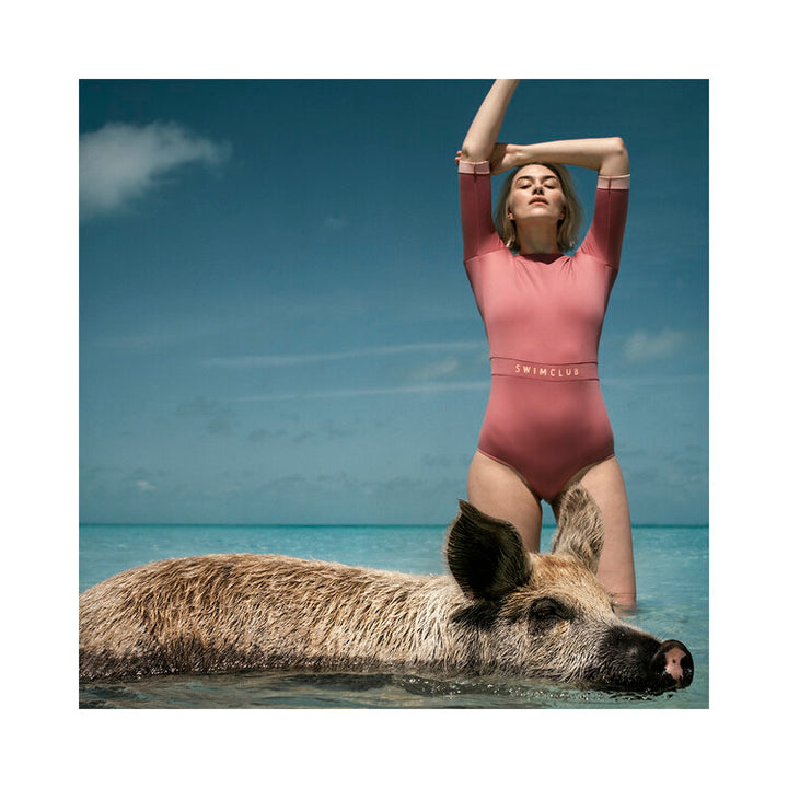Annelie Vandendael is a photographer born in Belgium and raised in France. Inspired by the tendency of fashion photography to manipulate subjects and the human body, and believing that this process of falsifying feminine beauty is extremely damaging, she seeks to represent real, authentic people, keeping intact their imperfection.