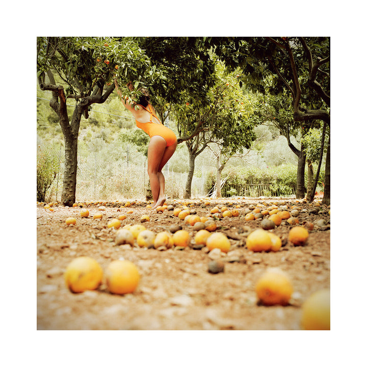 Annelie Vandendael is a photographer born in Belgium and raised in France. Inspired by the tendency of fashion photography to manipulate subjects and the human body, and believing that this process of falsifying feminine beauty is extremely damaging, she seeks to represent real, authentic people, keeping intact their imperfection.